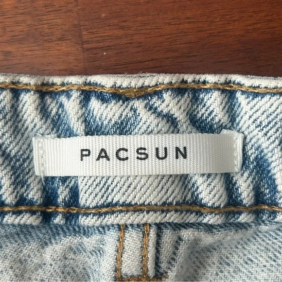 Pac Sun light wash 2.5” denim Mom short Jean shorts - Picture 3 of 7